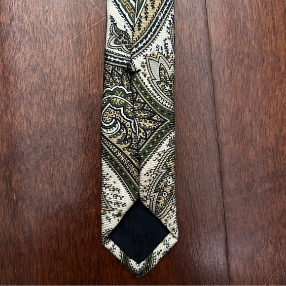Brooks Brothers Green and Cream Paisley Tie - Picture 11 of 11